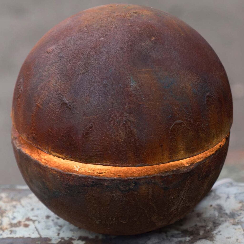 Klot lampa med rostig patina